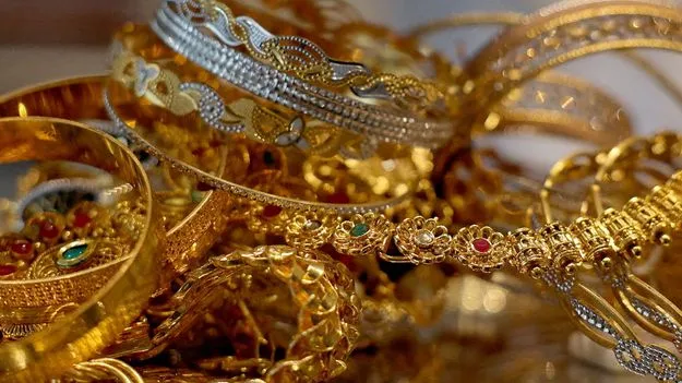 పోలీసులమని చెప్పి.. తుపాకీతో బెదిరించి..