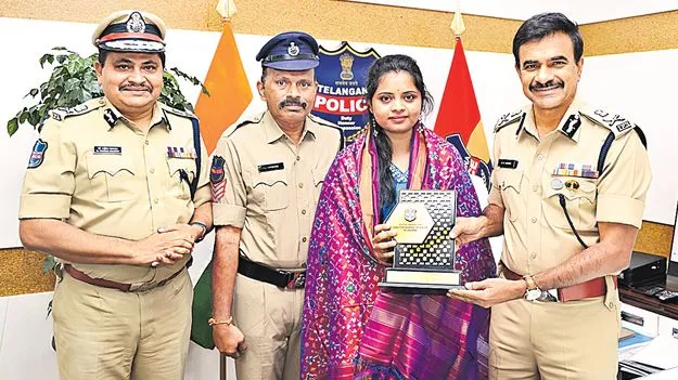 ఐఎఫ్ఎస్‌కు ఎంపికైన హెడ్‌కానిస్టేబుల్‌ కుమార్తె