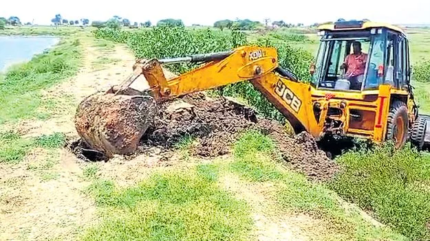 అక్రమ చేపల చెరువుల ధ్వంసం
