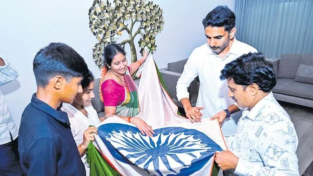 అతుకుల్లేని జెండా రూపశిల్పి సత్యనారాయణకు లోకేశ్‌ అభినందన