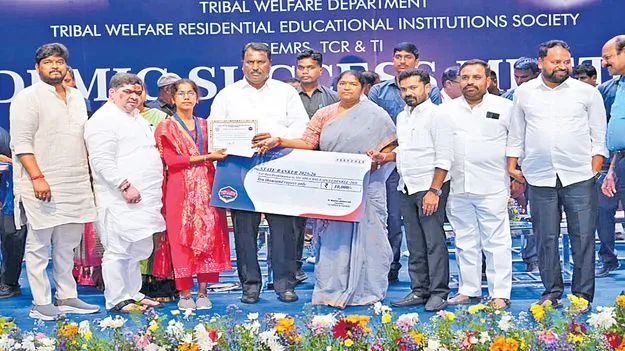 గిరిజన గురుకులాలు దేశానికే ఆదర్శం