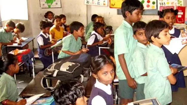 సా.. గుతున్న టీచర్ల సర్దుబాటు