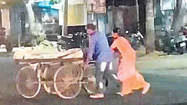 తోపుడు బండిపై ఇంటికి మృతదేహం తరలింపు
