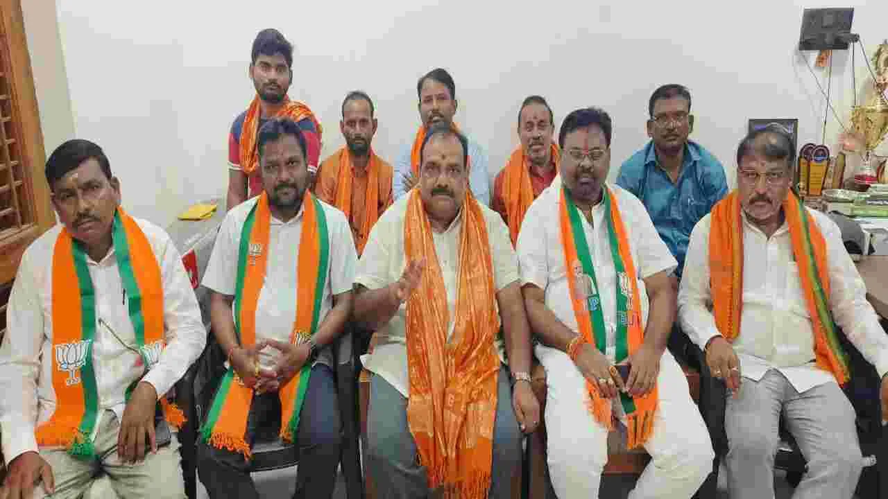 బాల్క సుమన్‌ క్షమాపణ చెప్పాలి