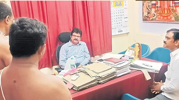 చిక్కడపల్లి వేంకటేశ్వర స్వామి దేవాలయ ఈవో రామాంజనేయులుపై వేటు