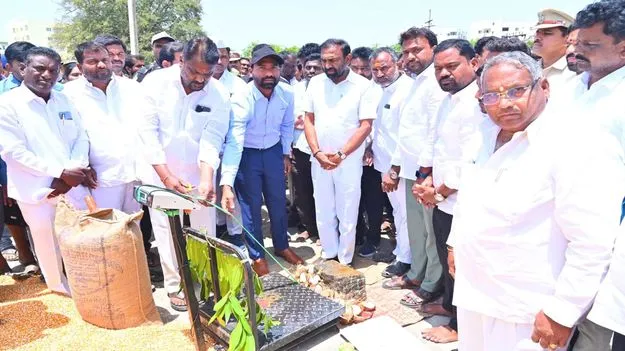 మొక్కజొన్న కొనుగోలు కేంద్రాలను సద్వినియోగం చేసుకోండి