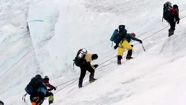 ఎవరెస్ట్‌పై ప్రాణాల మీదకు తెచ్చి.. భయపెట్టి..!