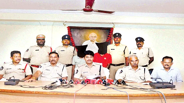 తాళం వేసిన ఇళ్లే టార్గెట్‌