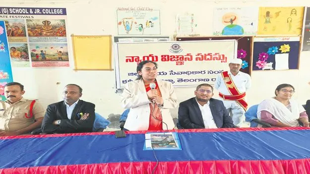 బాలికలు చట్టాలపై అవగాహన పెంచుకోవాలి
