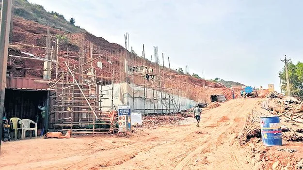 నత్తనడకన యూనిటీ మాల్‌