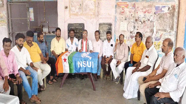 కేంద్ర విద్యాశాఖ మంత్రి రాజీనామా చేయాలి