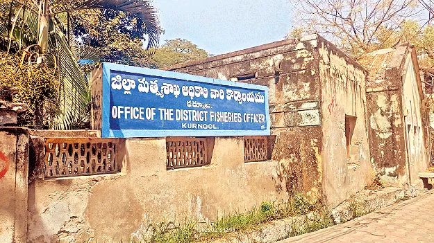 ఫిషర్‌మెన్‌ కో ఆపరేటివ్‌ చైర్మన్‌పై వీగిన అవిశ్వాసం