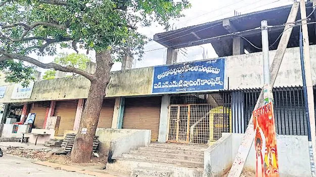 వృథాగా షాపింగ్‌ కాంప్లెక్స్‌లు