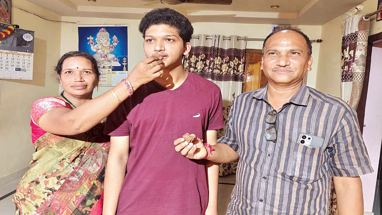Jashwanth Naidu secures first rank. జశ్వంత్‌నాయుడుకు ఫస్ట్‌ ర్యాంకు
