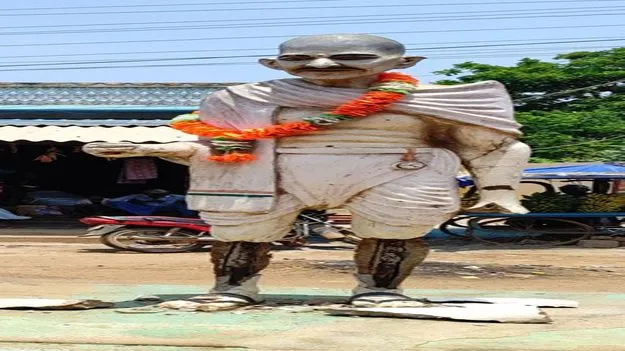 గాంధీ విగ్రహాన్ని ధ్వంసం చేసిన ఆగంతుకులు