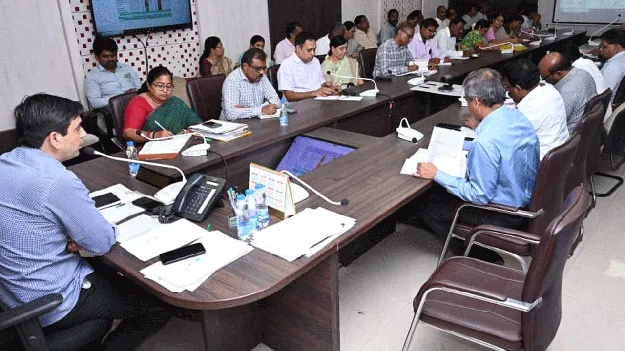 తాళాలు వేసిన.. ఖాళీగా ఉన్న ఇళ్లను మరోసారి పరిశీలించండి