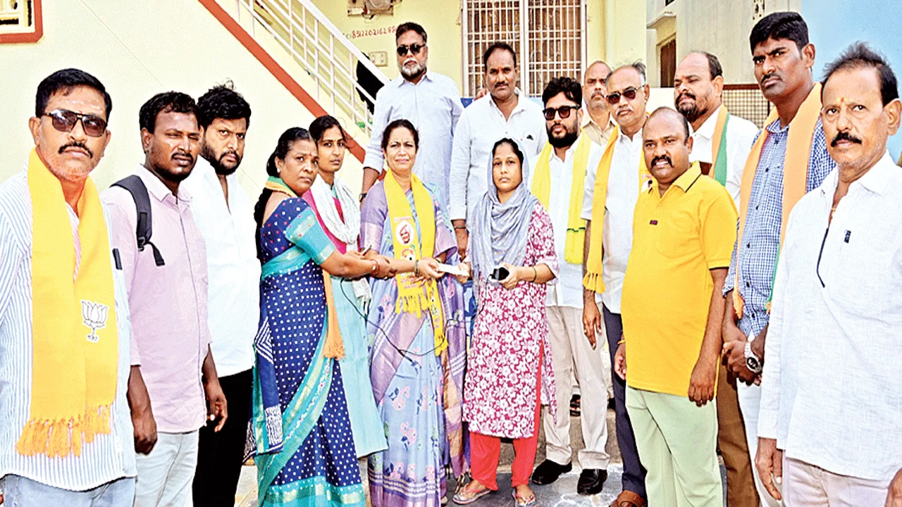 లబ్ధిదారుల ముంగిటికే ఎన్టీఆర్‌ భరోసా