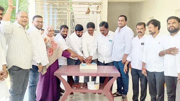 ఘనంగా టీపీసీసీ అధ్యక్షుడి జన్మదిన వేడుకలు