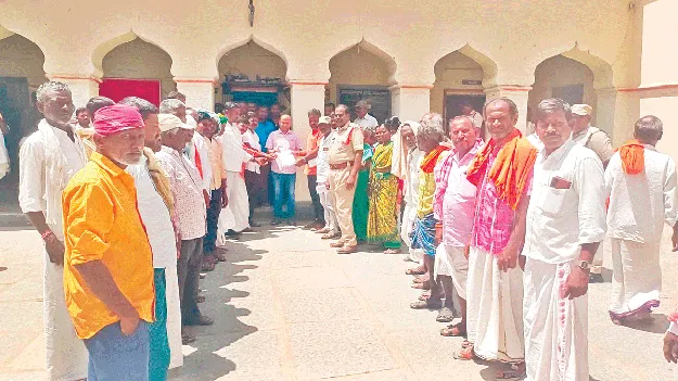 భూవివాదంలో తలదూర్చిన ఎస్‌ఐ 