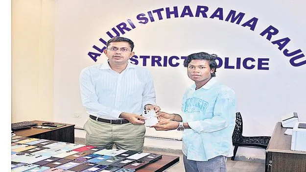 బాధితులకు మొబైల్‌ ఫోన్ల అందజేత