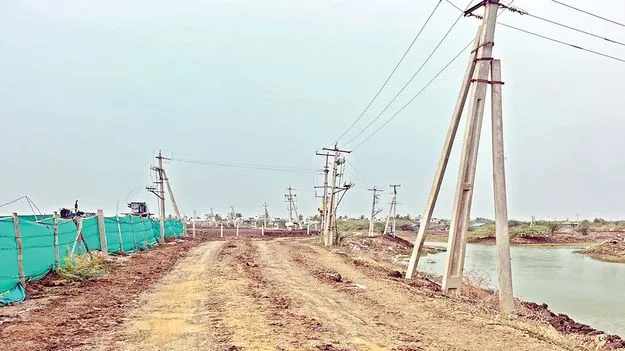 ప్రభుత్వ భూమిని మింగేశారు..!