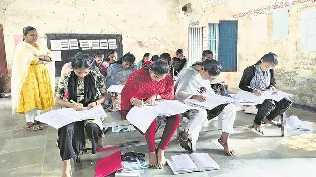 kumaram bheem asifabad- సగం మంది బడిలో.. సగం మంది ఇంట్లో..