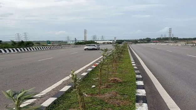 సర్వీస్‌ రోడ్డు నిర్మాణం జరిగేనా...?