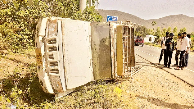 వ్యాను బోల్తా.. ఒకరి మృతి