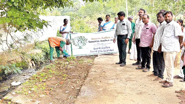 పారిశుధ్యంపై ప్రత్యేక శ్రద్ధ చూపాలి: డీపీవో