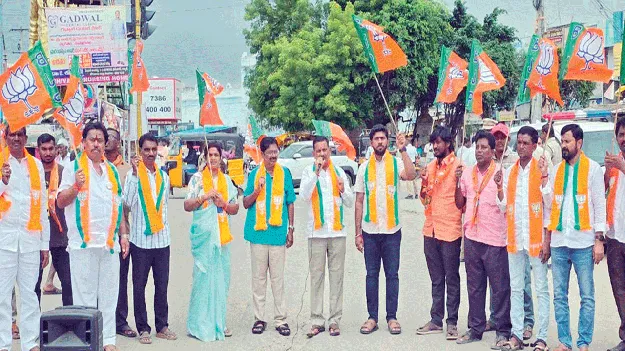 కాంగ్రెస్‌ నేతలు ప్రజలకు క్షమాపణ చెప్పాలి 