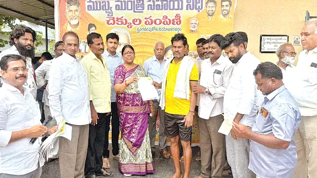  పేదలకు సీఎంఆర్‌ఎఫ్‌ ఆసరా