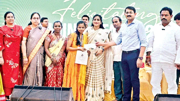 One must achieve goals with concentration.   ఏకాగ్రతతో లక్ష్యాలను సాధించాలి