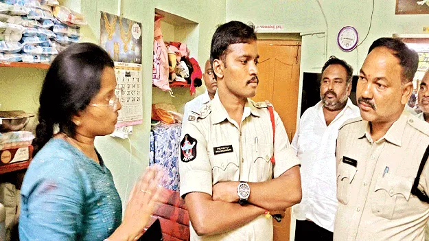కత్తితో బెదిరించి దోచుకెళ్లారు