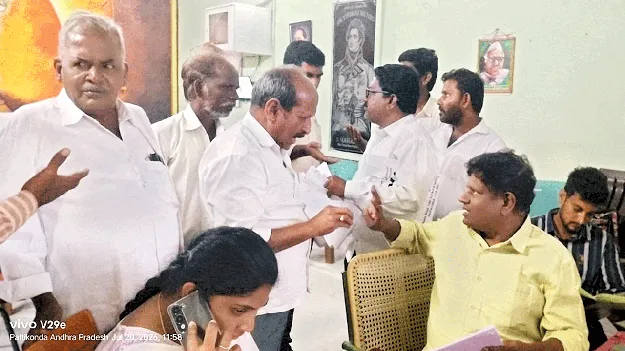 భూములిచ్చి మోసపోయాం.. న్యాయం చేయాలి