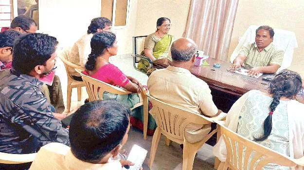 శతశాతం ఇళ్ల పన్నుల వసూళ్లు చేయాలి