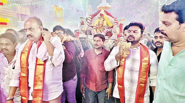 వైభవంగా బలుసులమ్మ జ్యోతి ఊరేగింపు 