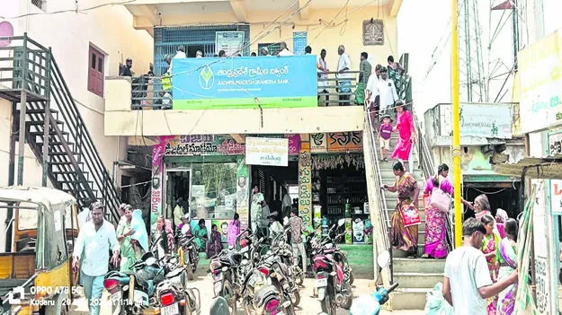 FARMERS: రైతులకు రెన్యువల్‌ కష్టాలు