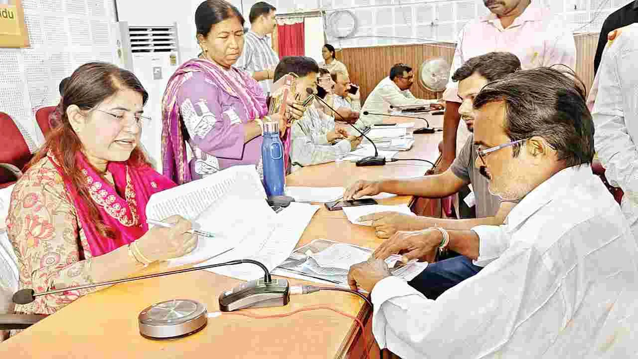 ఫిర్యాదులపై ప్రత్యేక దృష్టి పెట్టాలి