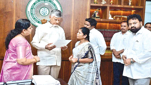 సీఎంను కలిసిన జిల్లా ప్రజాప్రతినిధులు