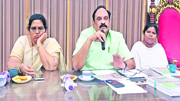 పారిశుధ్య సిబ్బంది యాప్రాన ధరించాలి
