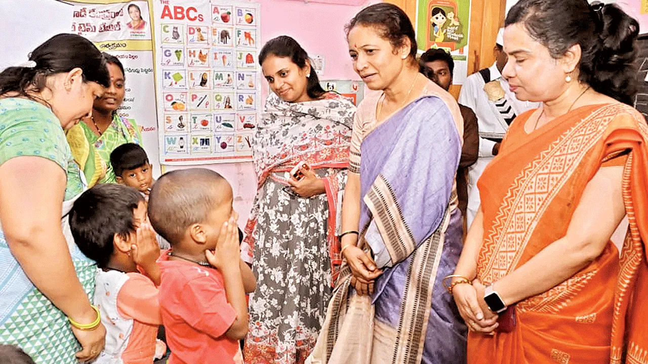 అంగనవాడీ కేంద్రాన్ని తనిఖీ చేసిన కలెక్టర్‌, ఎమ్మెల్యే