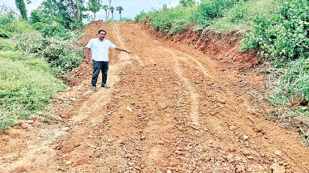 Road on the tank bund leading to private land ప్రైవేటు స్థలానికి   చెరువు గట్టుపై రోడ్డు
