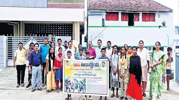 అడ్మిషన్లకు హడావిడి