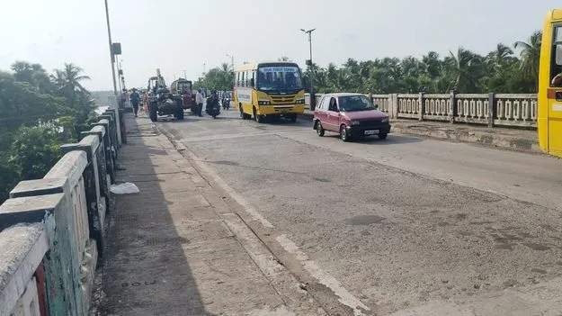 రోడ్డు వేయకుండానే  రైట్‌.. రైట్‌ !