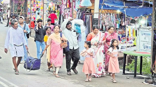 తిరుగు ప్రయాణాల సందడి