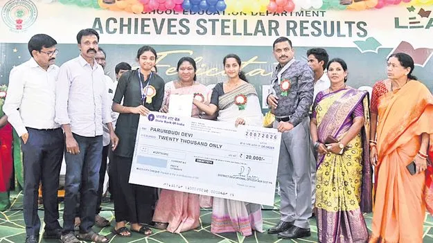 షైనింగ్‌ స్టార్స్‌కు సత్కారం