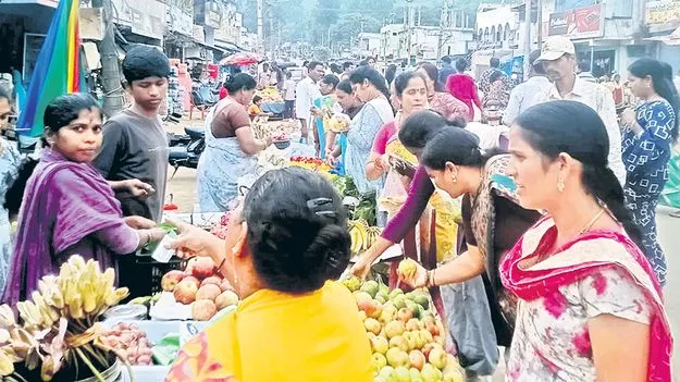 మార్కెట్లకు శ్రావణ శోభ
