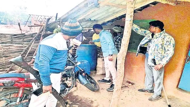 బూసుకొండలో కార్డెన్‌ సెర్చ్‌.