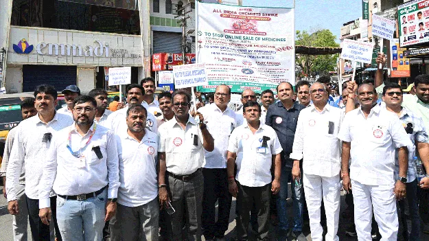 మెడికల్‌ షాపుల బంద్‌ పాక్షికం