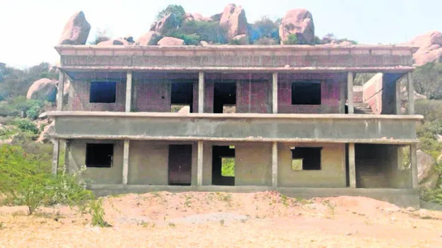 SCHOOL: అసంపూర్తిగా ‘నాడు - నేడు’  పనులు